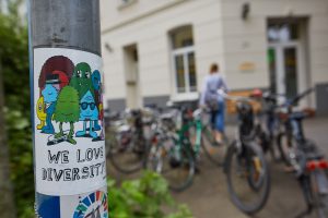 Praxiseindrücke Eingang zur Veedelspraxis Dr. dent. Helge Kaufhold Köln 'We love diversity'